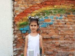 Târgu Jiu: O fetiță de 6 ani vinde limonadă pe caniculă să își cumpere jucării