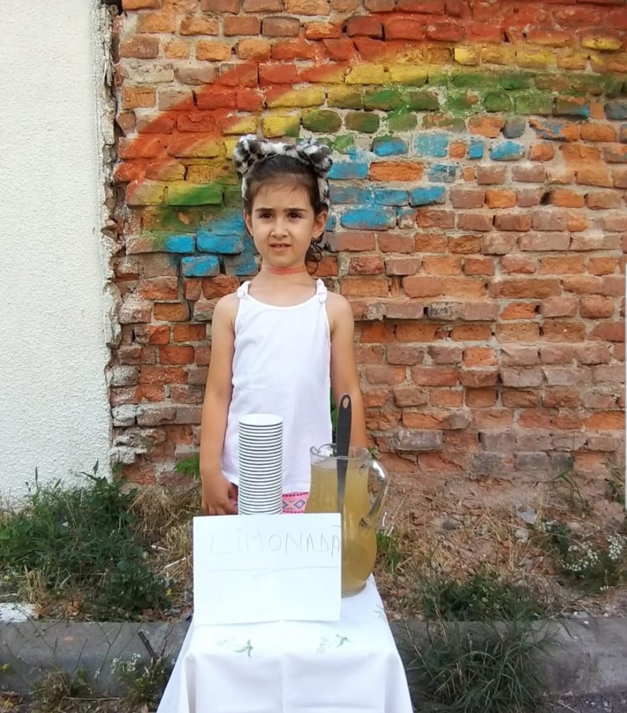 Târgu Jiu: O fetiță de 6 ani vinde limonadă pe caniculă să își cumpere jucării