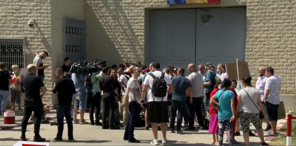 ( LIVE VIDEO) Liviu Dragnea iese din închisoare. Irina îl așteaptă la poarta penitenciarului