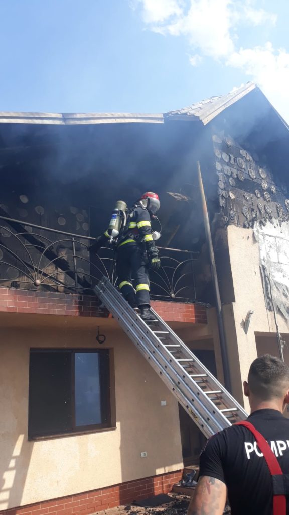 Acoperișurile a trei case din Ișalnița au luat foc