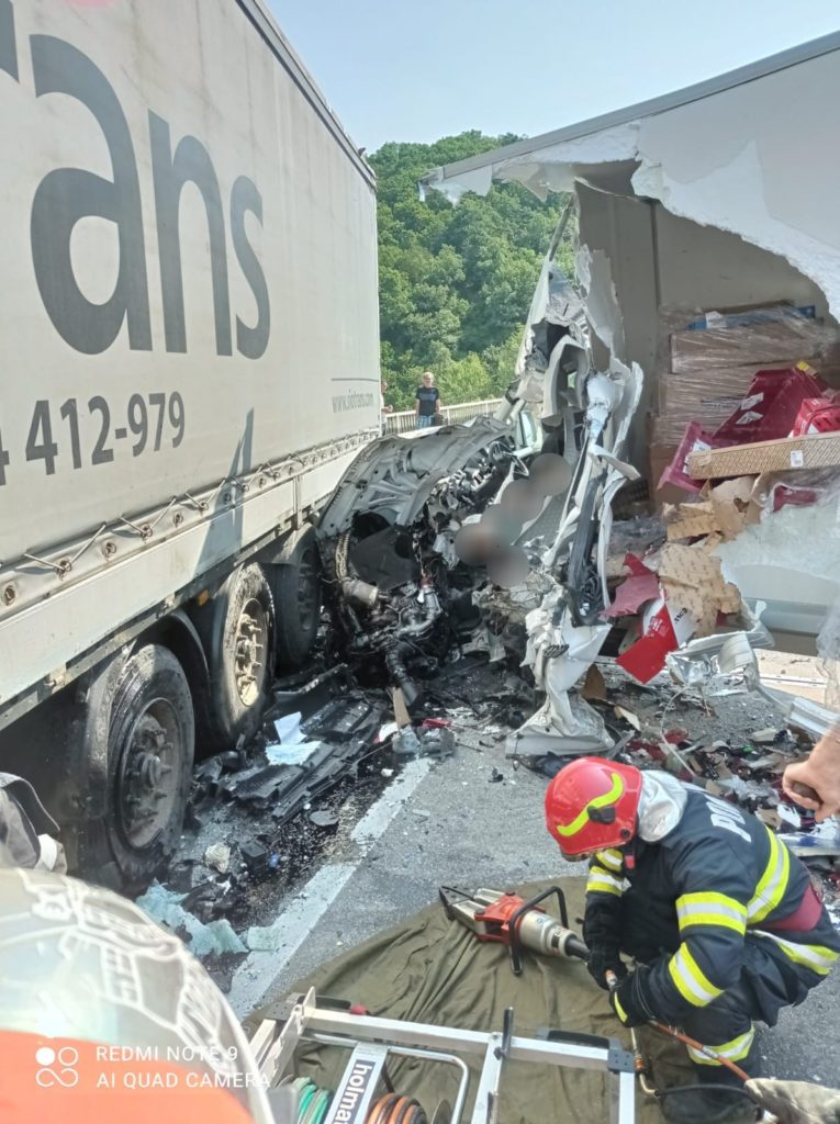 UPDATE Grav accident pe viaductul Bahna. O autoutilitară și două tiruri, implicate