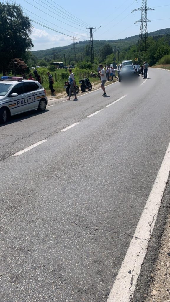 Vâlcea: Doi răniți după coliziunea dintre o motocicletă și un autoturism