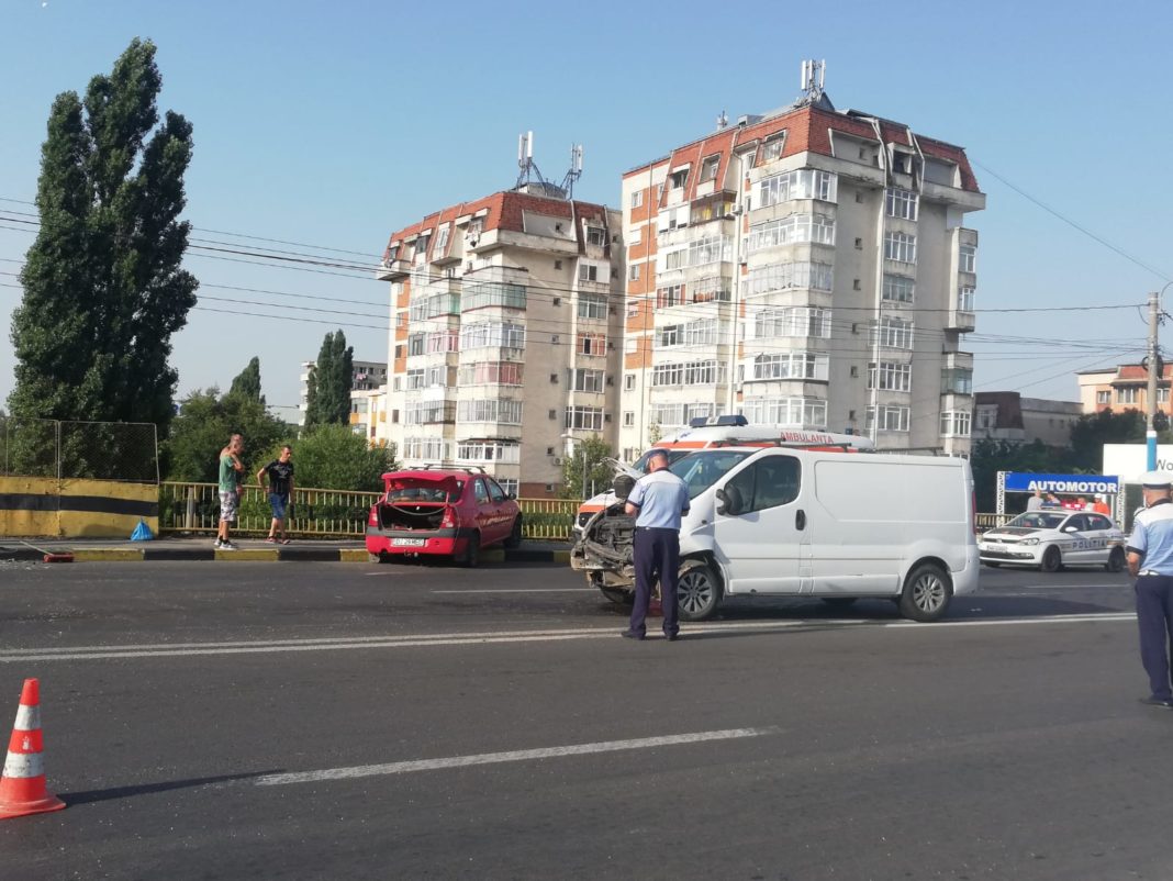 O dubă şi un Logan s-au ciocnit pe Calea Bucureşti O dubă şi un Logan s-au ciocnit pe Calea Bucureşti
