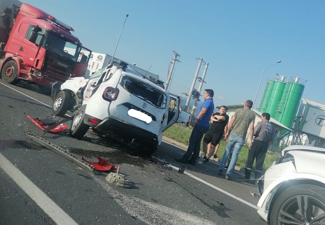 Accident cu patru victime în urma coliziunii între un SUV şi un TIR