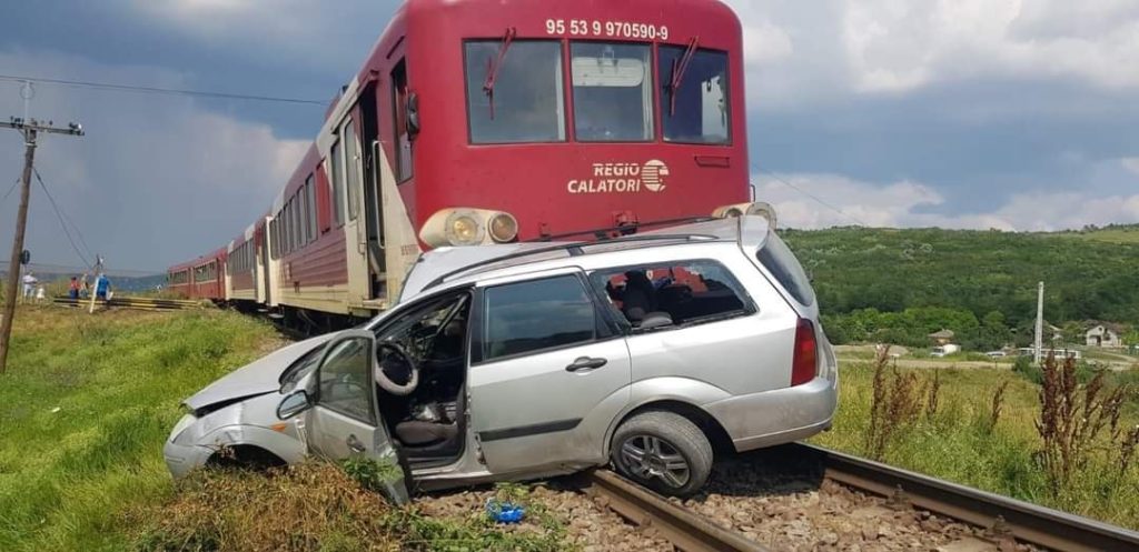 Un bărbat a sărit din mașină înainte ca trenul s-o lovească. Soția a rămas înăuntru