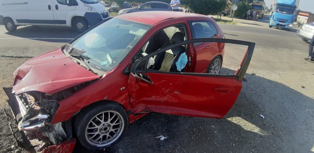 Accident pe Centura de Nord. Două şoferiţe au fost rănite