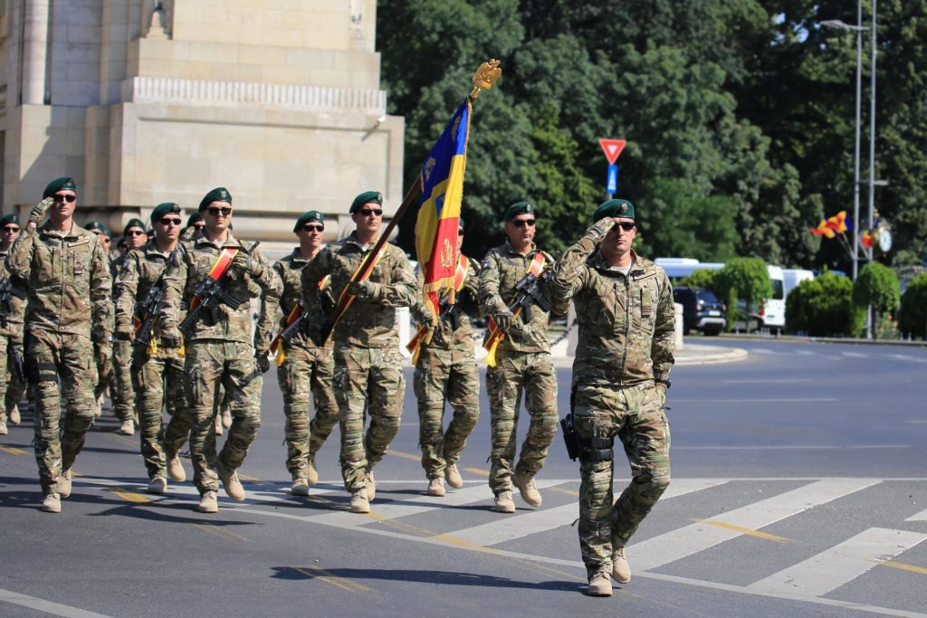 (VIDEO) Trupele armate care și-au încheiat misiunea din Afganistan defilează pe sub Arcul de Triumf
