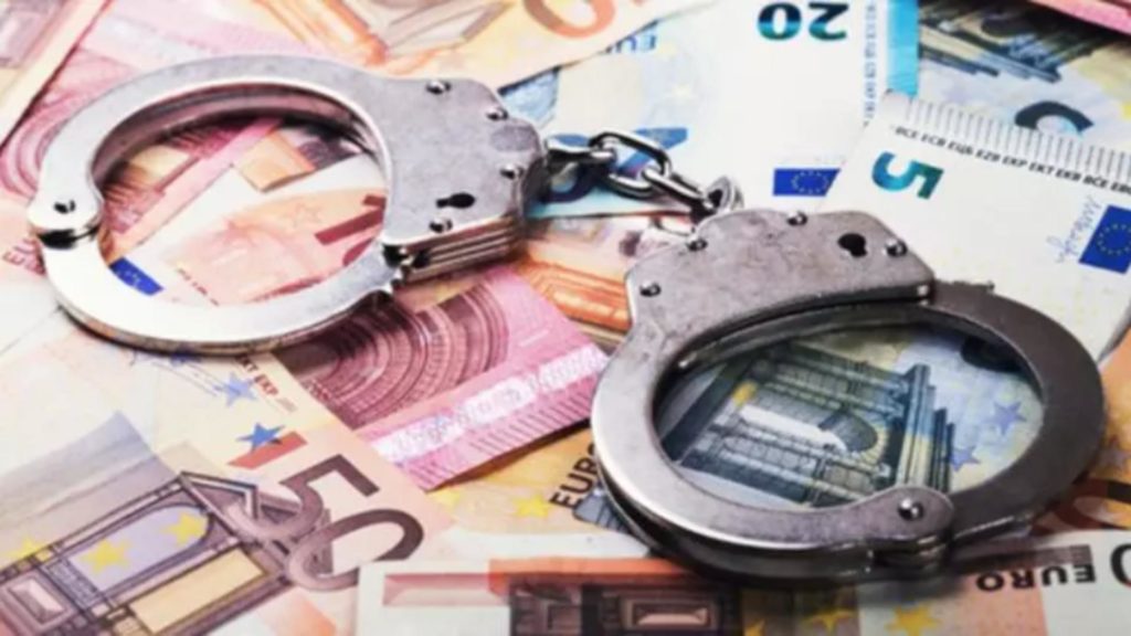 Fost șef de la Serviciul de Permise și Înmatriculări Auto, reținut pentru că primea mită între 70 lei și 500 euro