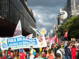 Zeci de mii de brazilieni cer demiterea președintelui Bolsonaro