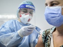 Letonia vrea să impună vaccinarea obligatorie pentru medici și profesori