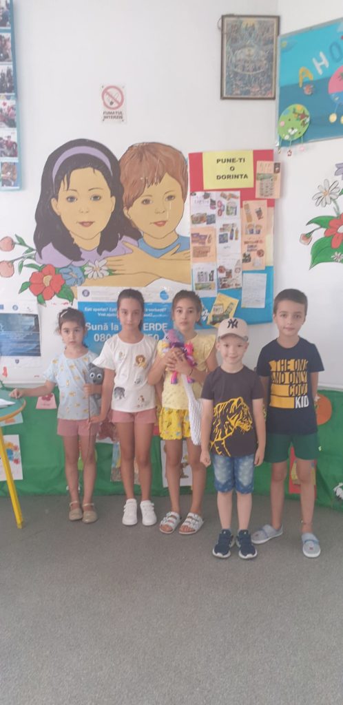 O fetiță a vândut limonadă şi a donat banii unui centru pentru copii cu dizabilități