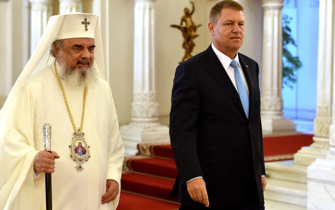 Președintele Klaus Iohannis îl decorează pe Patriarhul Daniel