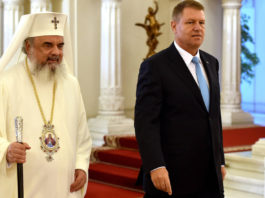 Președintele Klaus Iohannis îl decorează pe Patriarhul Daniel