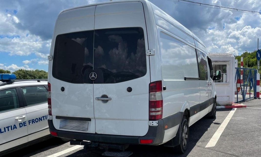 Autoutilitară Mercedes furată din Italia, găsită la Iaşi