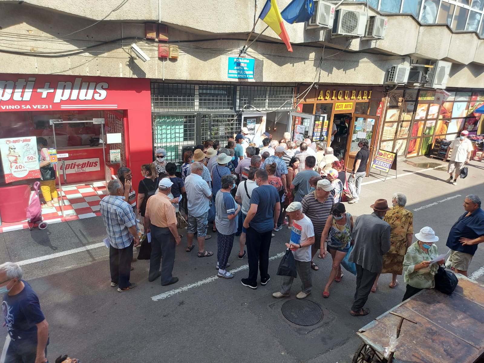 Cozi din cauza declaraţiei pentru taxa de salubrizare - Vimarsana News