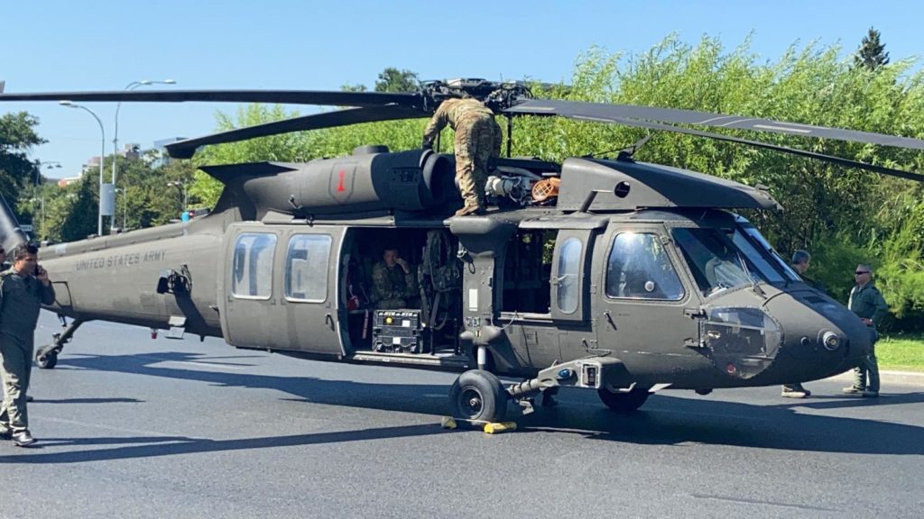MApN: Elicopterul Black Hawk a raportat o defecţiune tehnică și s-a impus aterizarea
