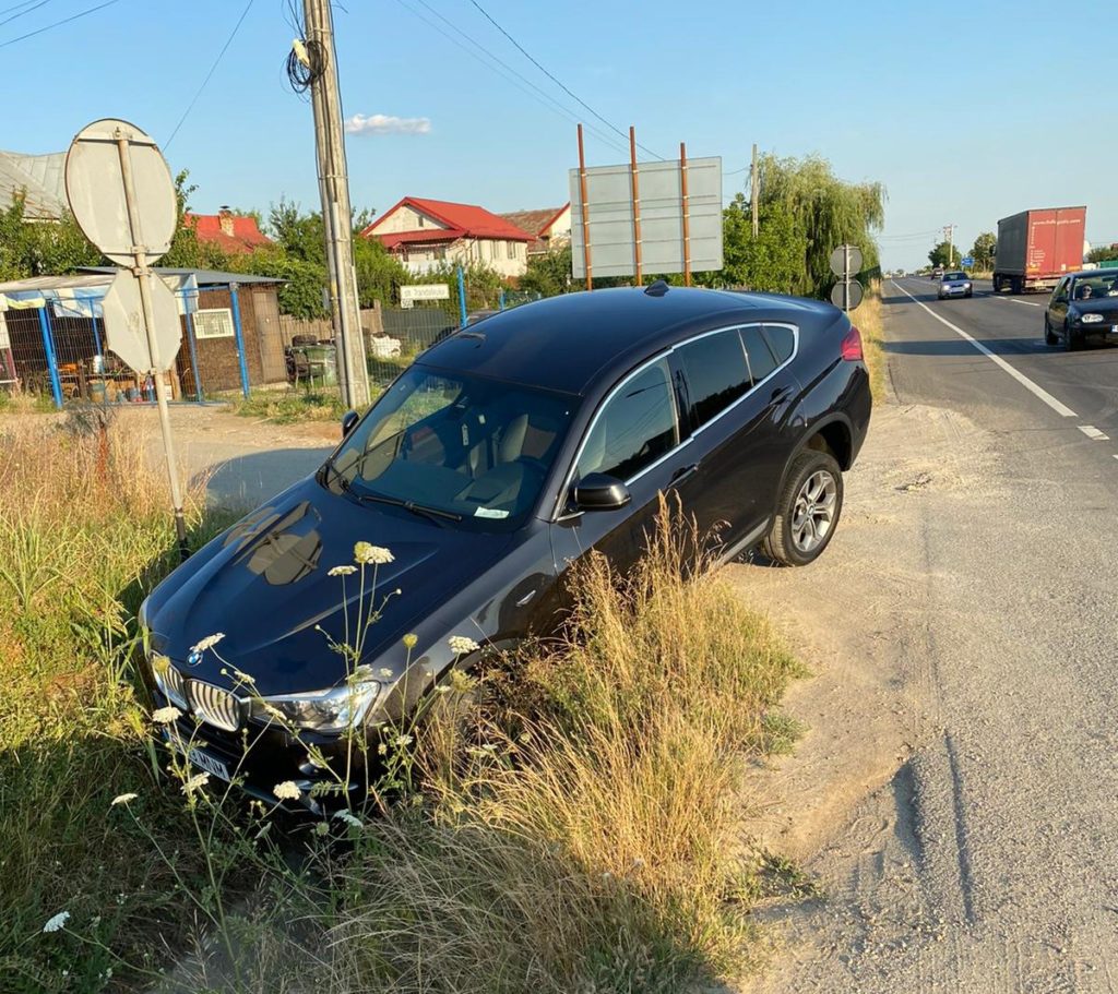 Urmărit de poliţişti, s-a oprit cu BMW-ul în şanţ