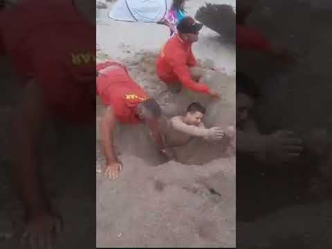 (VIDEO)Tânăr îngropat de prieteni în nisip până la gât