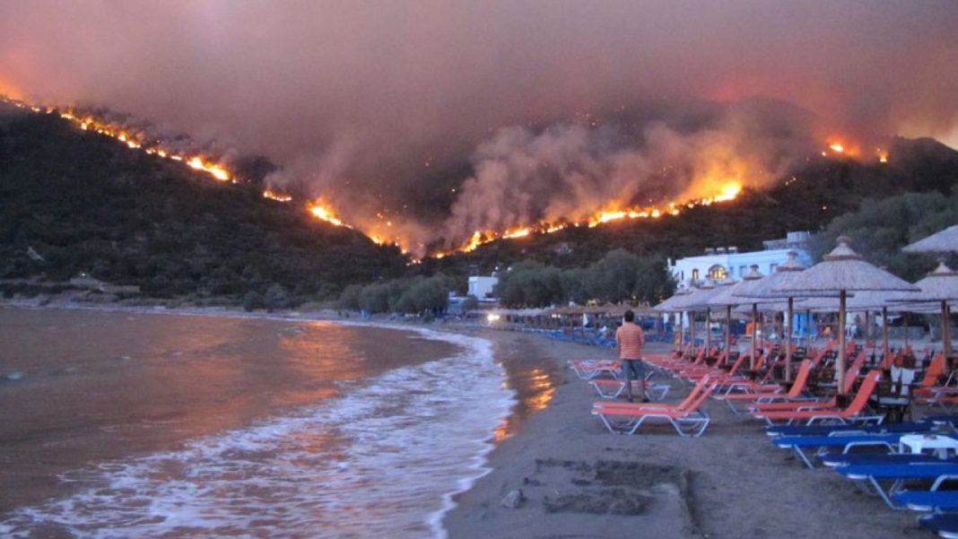Mai multe hoteluri şi reşedinţe situate pe insula Samos din Grecia, evacuate din cauza unui incendiu
