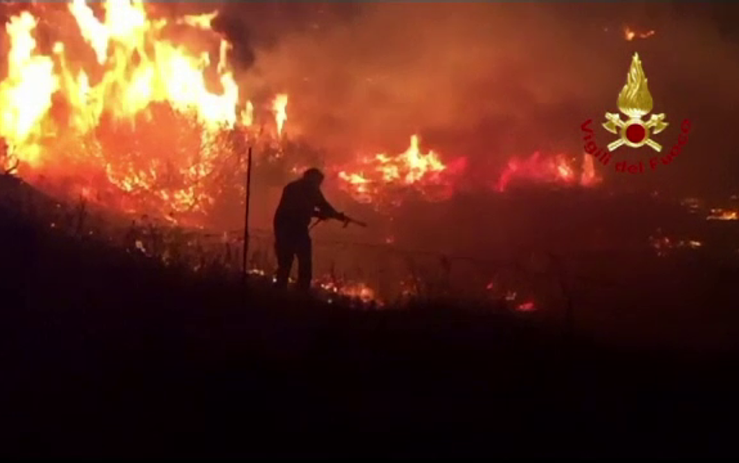 Incendiu de vegetaţie pe insula Sardinia. Sute de locuitori, evacuați