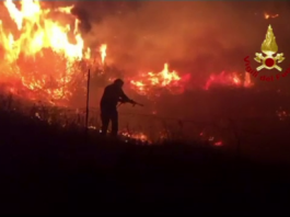 Incendiu de vegetaţie pe insula Sardinia. Sute de locuitori, evacuați