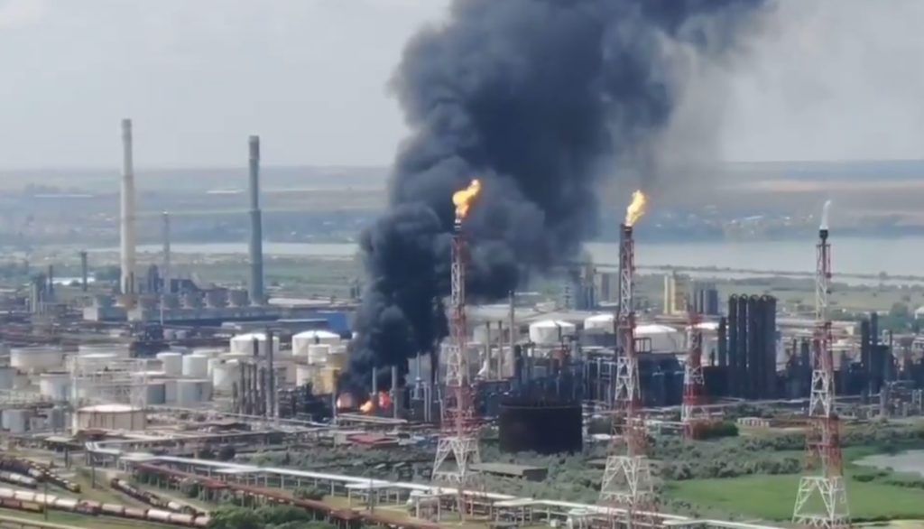 Garda de Mediu va ancheta incendiul de la Rafinăria Petromidia