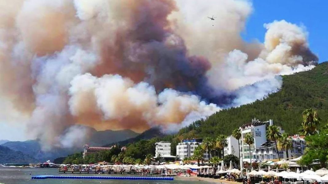 Incendiile de pădure din sudul Turciei au ajuns în stațiunile turistice