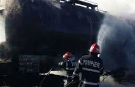 Un vagon cisternă, încărcat cu 56 de tone de benzină, a luat foc