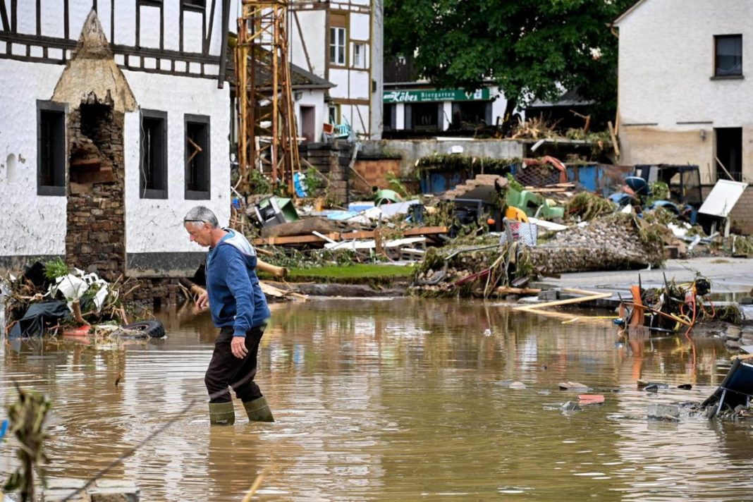 Români și bulgari, prinși la furat în zonele afectate de inundații din Germania