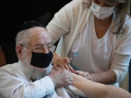 Israelul începe administrarea celei de-a treia doze de vaccin persoanelor peste 60 de ani