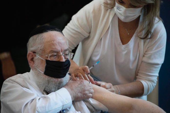 israel vaccinare60 Israelul începe administrarea celei de-a treia doze de vaccin persoanelor peste 60 de ani