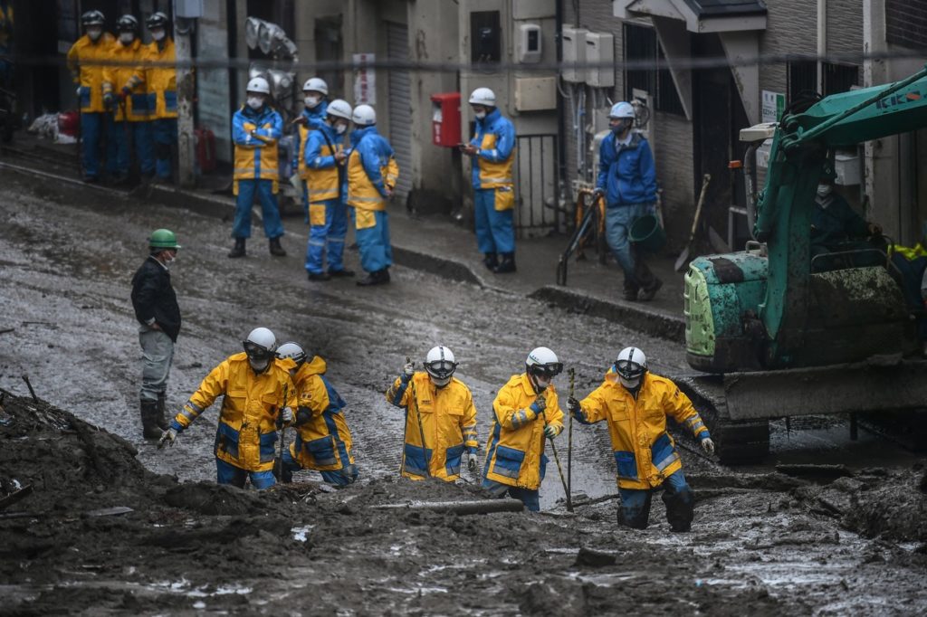 Japonia: Noroi îndepărtat cu buldozerul pentru a căuta supraviețuitori