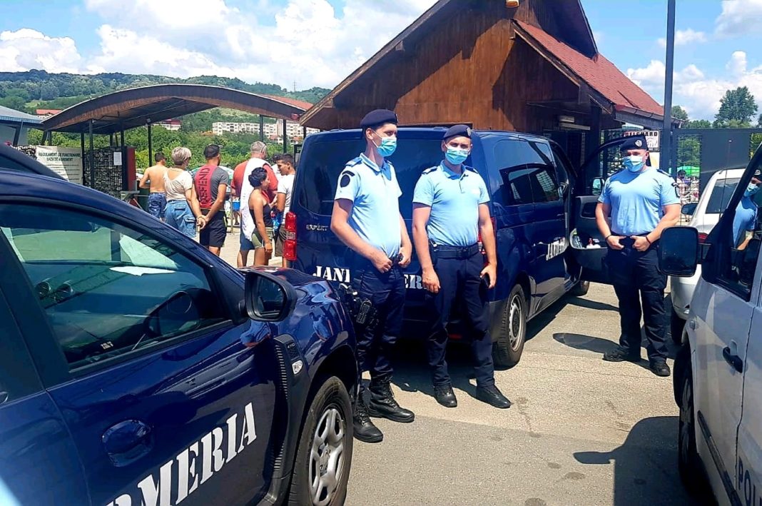 jandarmi in piata Suspect de furt, depistat de jandarmii vâlceni în Complexul „Galeriile de Artă”