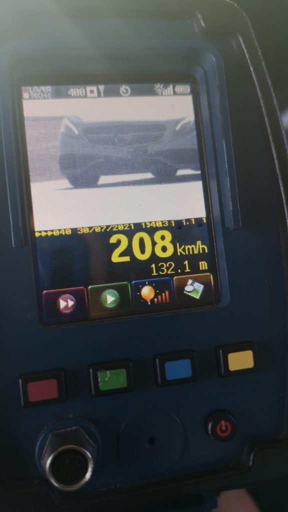 Un craiovean a fost prins conducând cu 208 km/oră