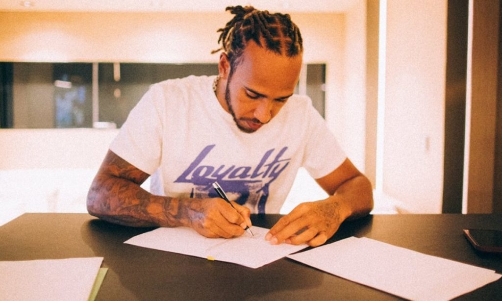 Lewis Hamilton şi-a prelungit contractul cu Mercedes pentru încă două sezoane