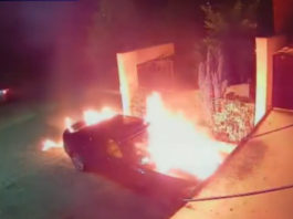 Mașină incendiată în fața unui restaurant din Timiș