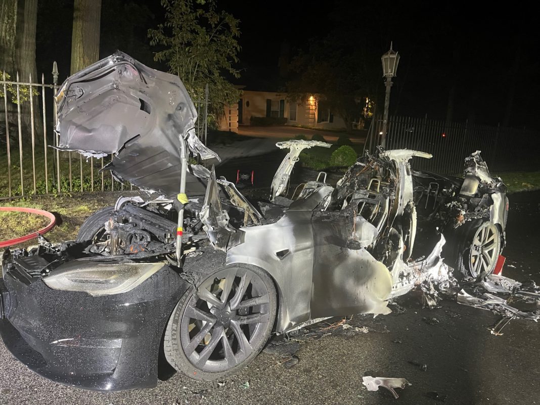 O mașină Tesla, cumpărată de doar 3 zile, a luat foc în timpul mersului