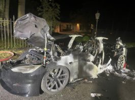 O mașină Tesla, cumpărată de doar 3 zile, a luat foc în timpul mersului