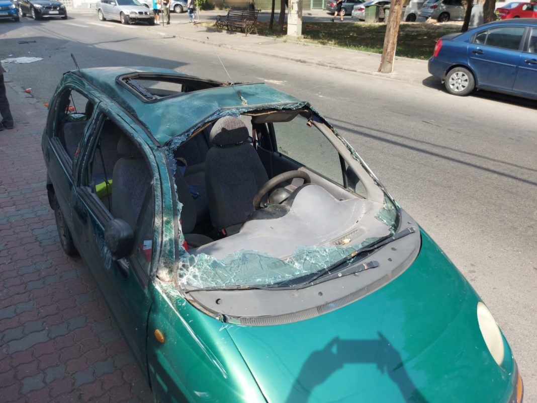 Impact între două autoturisme, pe o stradă din Craiova. O persoană a fost transportată la spital