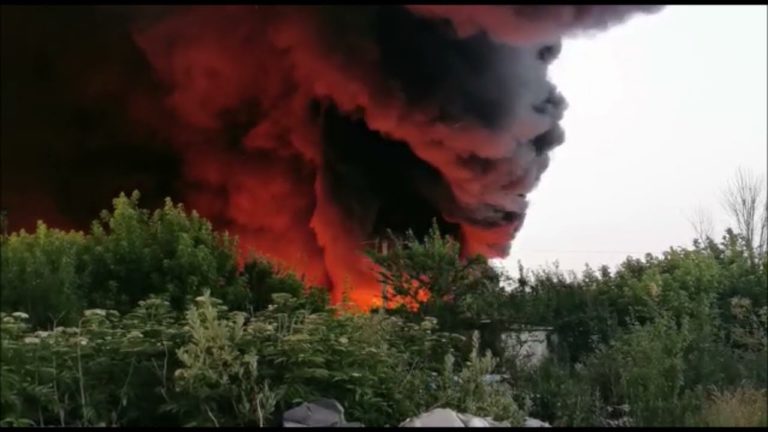 (VIDEO) Incendiu la un depozit de deşeuri plastice reciclabile din Salonta