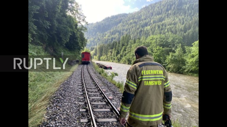 (VIDEO) Un tren cu copii a deraiat și a căzut într-un râu, în Austria