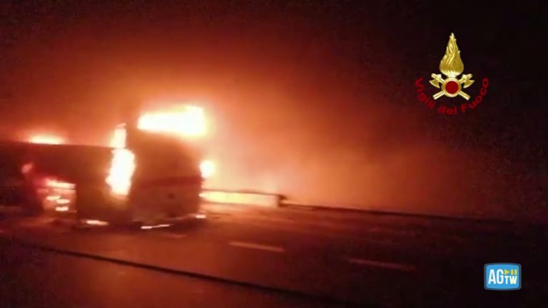 (VIDEO) A salvat 25 de copii aflaţi în autobuzul pe care îl conducea şi care a luat foc într-un tunel