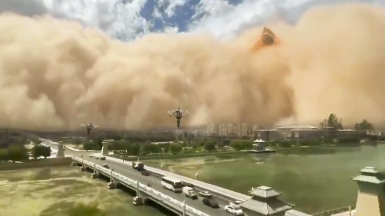 (VIDEO) Oraș din China, înghițit de o furtună uriașă de nisip 