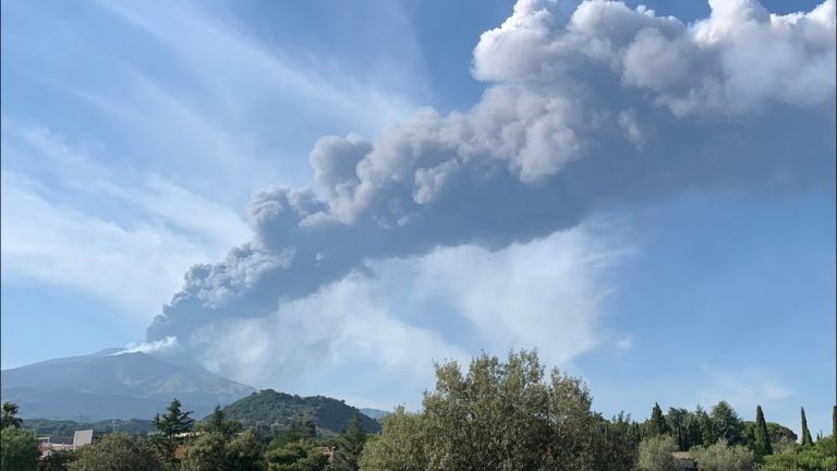 (VIDEO) Aeroportul din Catania, închis după o nouă erupție a vulcanului Etna
