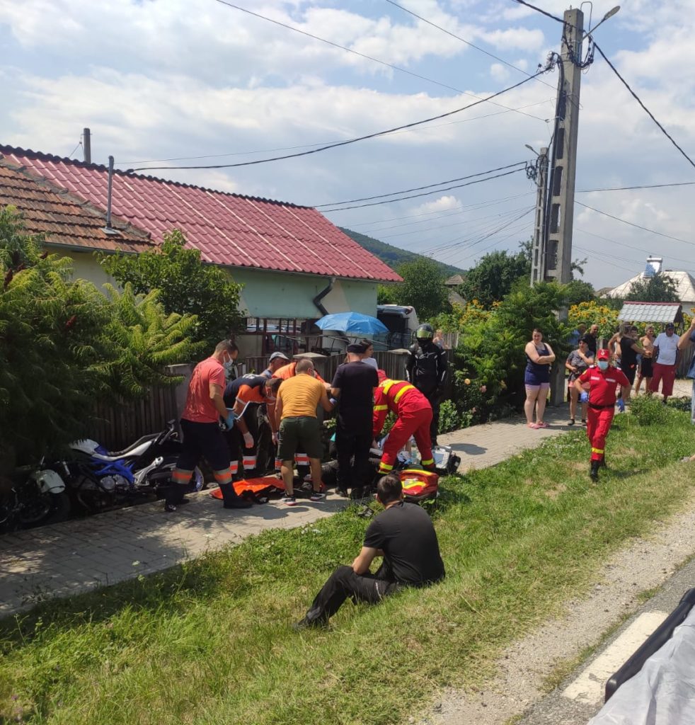 Impact între o motocicletă și un pieton. Motociclistul este în stare gravă