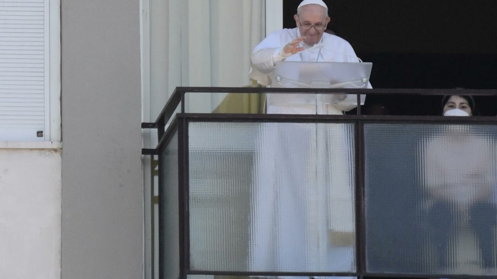 Papa Francisc a ținut slujba din balconul clinicii unde este internat