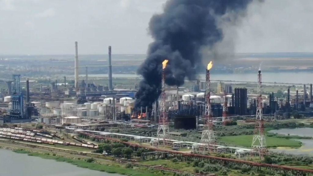 UPDATE: Explozie la Rafinăria Petromidia. Incendiul a fost lichidat. Un bărbat a murit și mai multe persoane, rănite
