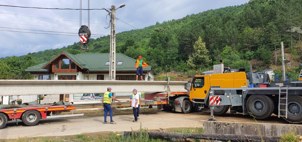 Gorj: A început montarea grinzilor la podul de acces către Cheile Sohodolului