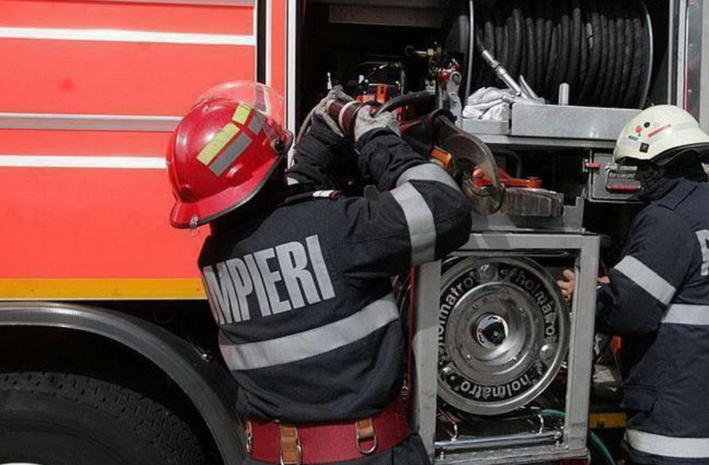 Un tir arde pe autostrada A1, traficul este blocat