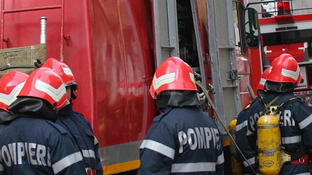 Locatarii unui bloc din Râmnicu Vâlcea, evacuați din cauza unui incendiu la deșeurile din subsol